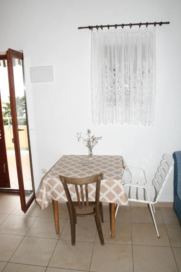 Apartments By The Sea Mandre, Pag - 4095 Kolan Exterior photo